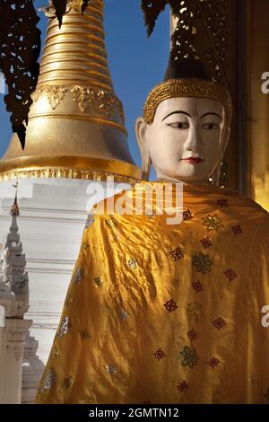 Yangon, Myanmar - 23. Januar 2013. Die Shwedagon-Pagode liegt auf dem Singuttara-Hügel im Zentrum von Yangon (Rangun), Myanmar, und ist die heiligste buddhistische Pagode Stockfoto