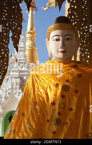 Yangon, Myanmar - 23. Januar 2013. Die Shwedagon-Pagode liegt auf dem Singuttara-Hügel im Zentrum von Yangon (Rangun), Myanmar, und ist die heiligste buddhistische Pagode Stockfoto