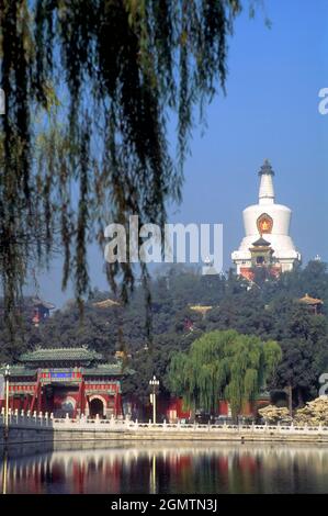 Peking China - 12. Mai 1984; der Behai Park ist ein bekannter Ort der Freizeit und Erholung im Nordwesten der Verbotenen Stadt Pekings. Sein See ist parti Stockfoto