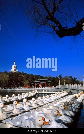 Peking China - 12. Oktober 1982 der Behai Park ist ein bekannter Ort der Freizeit und Erholung im Nordwesten der Verbotenen Stadt Pekings. Sein See ist p Stockfoto