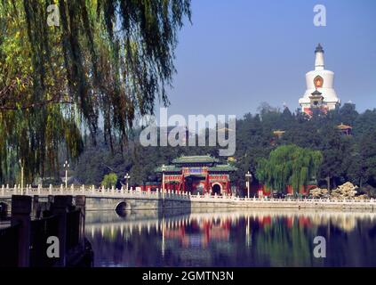 Peking China - 12. Mai 1984 der Behai Park ist ein bekannter Ort der Freizeit und Erholung im Nordwesten der Verbotenen Stadt Pekings. Sein See ist parti Stockfoto