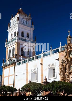 Sucre, Bolivien - 18. Mai 2018 gegenüber dem Hauptplatz von Sucre wurde zwischen 1559 und 1712 seine große Kathedrale errichtet. Sein Glockenturm ist sh Stockfoto