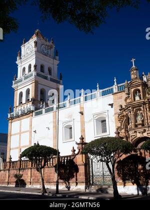 Sucre, Bolivien - 18. Mai 2018 gegenüber dem Hauptplatz von Sucre wurde zwischen 1559 und 1712 seine große Kathedrale errichtet. Sein Glockenturm ist sh Stockfoto