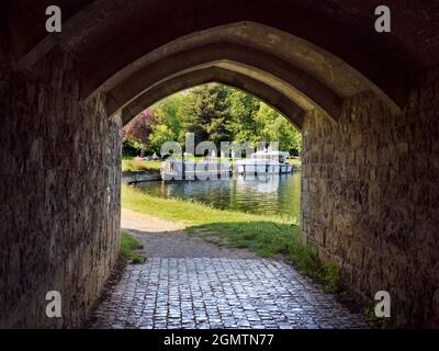 Abingdon, England - 12. Juli 2020; mehrere Menschen am Fluss im Blick. Abingdon behauptet, die älteste Stadt in England zu sein. Dies ist die Tunnelkreuzweise Stockfoto