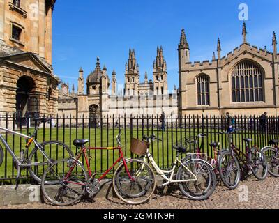 Radcliffe Square liegt im Herzen des historischen Oxford. Im Mittelpunkt steht die Radcliffe Camera, dieses markante Gebäude der Oxford Universi Stockfoto