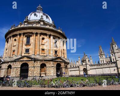 Radcliffe Square liegt im Herzen des historischen Oxford. Im Mittelpunkt steht die Radcliffe Camera, dieses markante Gebäude der Oxford Universi Stockfoto