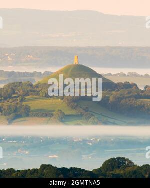 Glastonbury, Somerset, Großbritannien. September 2021. Wetter in Großbritannien. Das Glastonbury Tor in Somerset ist an einem warmen, sonnigen Morgen am letzten Tag des astronomischen Sommers von einem Meer aus Nebel umgeben. Bildnachweis: Graham Hunt/Alamy Live News Stockfoto