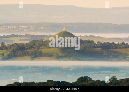 Glastonbury, Somerset, Großbritannien. September 2021. Wetter in Großbritannien. Das Glastonbury Tor in Somerset ist an einem warmen, sonnigen Morgen am letzten Tag des astronomischen Sommers von einem Meer aus Nebel umgeben. Bildnachweis: Graham Hunt/Alamy Live News Stockfoto