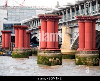 Blackfriars Railway Bridge crossie die Themse in London, zwischen der Blackfriars Bridge und der Millennium Bridge. Es gab zwei Strukturen wi Stockfoto