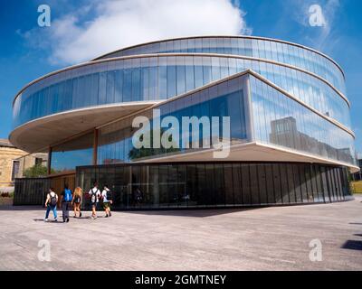 Oxford, England - 24. Juli 2019; fünf Studenten in Schuss. Die Blavatnik School of G befindet sich in der Walton Street, neben dem Stadtteil von Oxford, in der Nähe des Viertels von Oxford Stockfoto