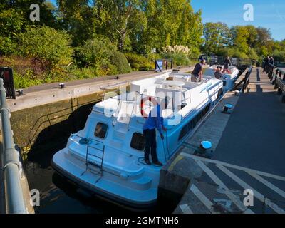 Abingdon in Oxfordshire, England - 26. September 2018 Eine zeitlose Szene an Abingdon Schleusentoren an einem schönen Herbsttag; diese sind an der Themse j Stockfoto