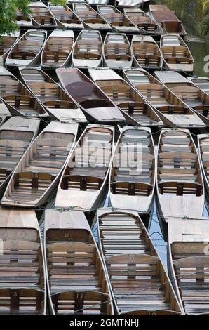 Oxford, England - 10. Oktober 2019; Eine ruhige Szene von der Magdalenbrücke über den Fluss Cherwell in Oxford, England. Dies ist ein berühmter Ort für Wetten Stockfoto