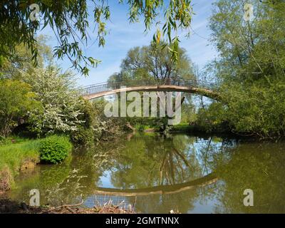Oxford, England - 14. Mai 2019 die hohe Brücke über den Cherwell River (ein Nebenfluss der Themse) kreuzt von den University Parks zu wunderschönen Wiesen, bro Stockfoto