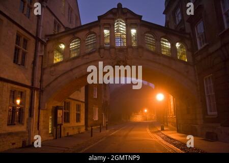 Oxford, England - 2006; die Verbindung von zwei Teilen des Hertford College, Oxford, seiner Wahrzeichen Hertford Bridge - oft auch die Seufzerbrücke genannt wurde, war tatsächlich Stockfoto