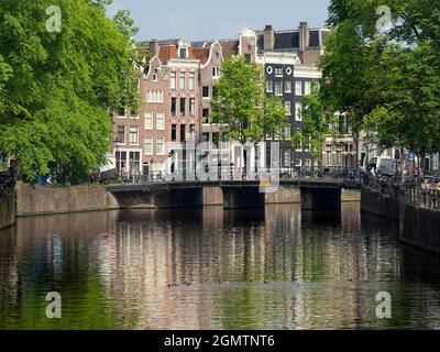 Amsterdam, Niederlande - 28. Mai 2016; Hier sehen wir alle Archetypen von AmsterdamÕs - wunderschöne Kanäle, Giebelhäuser und die allgegenwärtigen Fahrräder. Stockfoto