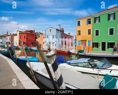 Burano, Venedig, Italien - 6. September 2017; einige Touristen in der Aufnahme. Burano ist eine Insel in der Lagune von Venedig, die 7 km nördlich von Venedig selbst liegt - IT i Stockfoto