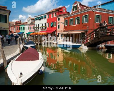 Burano, Venedig, Italien - 6. September 2017; viele Menschen in Schuss. Burano ist eine Insel in der Lagune von Venedig, 7 km nördlich von Venedig selbst - es Stockfoto