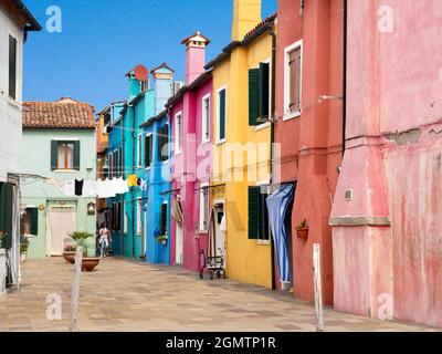 Burano, Venedig, Italien - 6. September 2017; eine Person im Blick. Burano ist eine Insel in der Lagune von Venedig, 7 km nördlich von Venedig selbst - das ist es Stockfoto