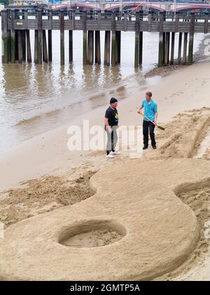 Bei Ebbe kann dieser Teil des Themse Embankment, zwischen Waterloo und Millbank, wie ein gewöhnliches Resort am Meer aussehen. Seltsame und ungewöhnliche Sehenswürdigkeiten ca. Stockfoto