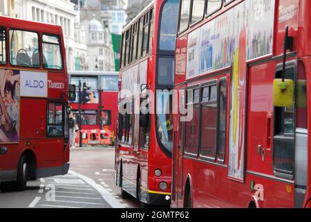 Wie fast alle großen Städte auf der ganzen Welt hat London ein großes Problem mit Verkehr, Staus und Luftverschmutzung. Aber London ist viel besser als Stockfoto