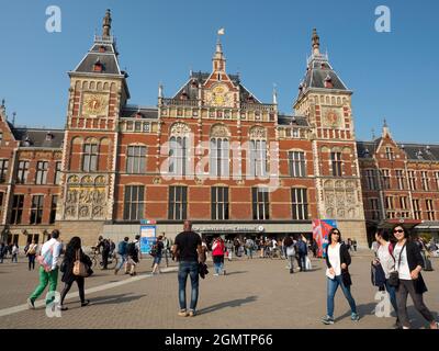 Amsterdam, Niederlande - 27. Mai 2016; Amsterdam ist die niederländische Hauptstadt, berühmt für ihr künstlerisches Erbe, ihr malerisches Kanalsystem und ihr schmal gehaus Stockfoto