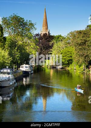 Abingdon, England - 25. Mai 2020; eine Person im Blick, mit einem Kanu paddeln. Abingdon behauptet, die älteste Stadt in England zu sein. Wenn Sie über seine medie gehen Stockfoto