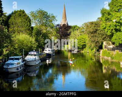 Abingdon, England - 25. Mai 2020; eine Person im Blick, mit einem Kanu paddeln. Abingdon behauptet, die älteste Stadt in England zu sein. Wenn Sie über seine medie gehen Stockfoto