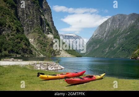 FlŒm ist ein kleines Dorf in der spektakulären Umgebung des Aurlandsfjords - einem Zweig des Sognefjords: Dies ist der größte und bekannteste Fjord in Stockfoto