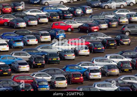 Southampton, England- 2013; vom Southampton International Shipping Terminal aus gesehen, zeigt diese erhöhte Ansicht einen der riesigen Parkplätze, die m erlauben Stockfoto