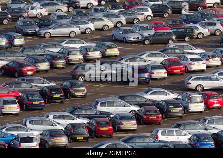 Southampton, England- 2013; vom Southampton International Shipping Terminal aus gesehen, zeigt diese erhöhte Ansicht einen der riesigen Parkplätze, die m erlauben Stockfoto