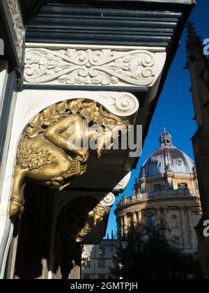 Oxford, England - 18. Januar 2020; keine Menschen im Blick. Eine wunderschöne vergoldete Holzschnitzerei von Pan in der St Mary's Passage, Oxford. Diese führt von der High Street Stockfoto