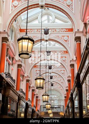 Die im Jahr 1879 erbaute Royal Arcade, die unter Denkmalschutz steht, verbindet die Bond Street mit der Albemarle Street im Herzen Londons Stockfoto