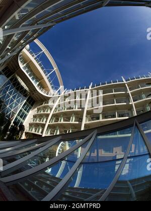 Auf See , Oktober 2014, Kreuzfahrt an der Adria. Das glitzernde und futuristische Atrium eines luxuriösen Ozeandampfers im Central Park. Abgeschossen von Dubrovnik, Kroatien. Nic Stockfoto