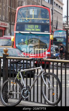 Wie fast alle großen Städte auf der ganzen Welt hat London ein großes Problem mit Verkehr, Staus und Luftverschmutzung. Aber London ist viel besser als Stockfoto