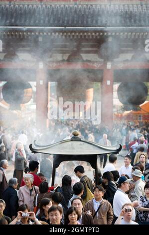 Asakusa, Tokio - 5. November 2005; Senso-ji ist ein alter buddhistischer Tempel in Asakusa, Tokio, Japan. Es ist Tokyos ältester Tempel und einer seiner Stockfoto