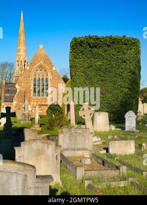 Abingdon, Oxfordshire, England - 17. April 2021; keine Menschen im Blick. Der schöne alte Abingdon Friedhof, der an einem schönen Frühlingsmorgen friedlich aussieht. Kürzlich Stockfoto