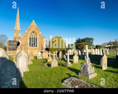 Abingdon, Oxfordshire, England - 17. April 2021; keine Menschen im Blick. Der schöne alte Abingdon Friedhof, der an einem schönen Frühlingsmorgen friedlich aussieht. Kürzlich Stockfoto