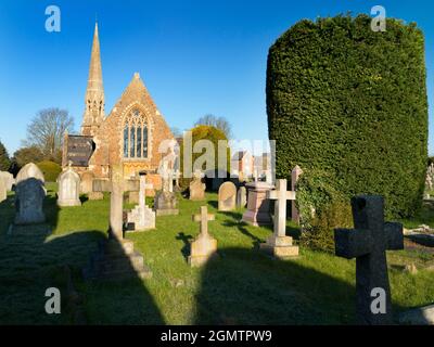 Abingdon, Oxfordshire, England - 17. April 2021; keine Menschen im Blick. Der schöne alte Abingdon Friedhof, der an einem schönen Frühlingsmorgen friedlich aussieht. Kürzlich Stockfoto