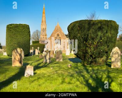 Abingdon, Oxfordshire, England - 17. April 2021; keine Menschen im Blick. Der schöne alte Abingdon Friedhof, der an einem schönen Frühlingsmorgen friedlich aussieht. Kürzlich Stockfoto