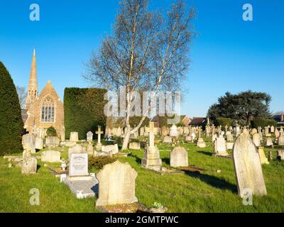 Abingdon, Oxfordshire, England - 17. April 2021; keine Menschen im Blick. Der schöne alte Abingdon Friedhof, der an einem schönen Frühlingsmorgen friedlich aussieht. Kürzlich Stockfoto