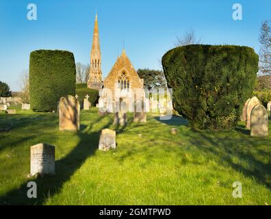 Abingdon, Oxfordshire, England - 17. April 2021; keine Menschen im Blick. Der schöne alte Abingdon Friedhof, der an einem schönen Frühlingsmorgen friedlich aussieht. Kürzlich Stockfoto