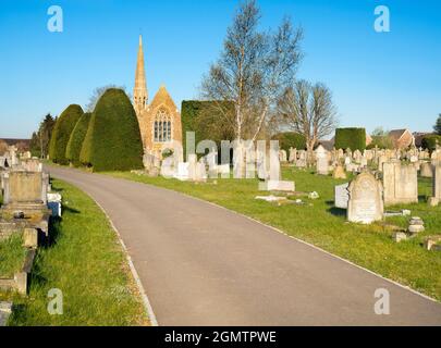 Abingdon, Oxfordshire, England - 17. April 2021; keine Menschen im Blick. Der schöne alte Abingdon Friedhof, der an einem schönen Frühlingsmorgen friedlich aussieht. Kürzlich Stockfoto