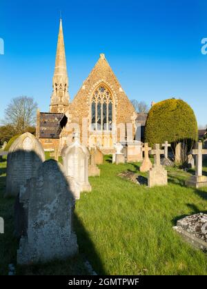 Abingdon, Oxfordshire, England - 17. April 2021; keine Menschen im Blick. Der schöne alte Abingdon Friedhof, der an einem schönen Frühlingsmorgen friedlich aussieht. Kürzlich Stockfoto