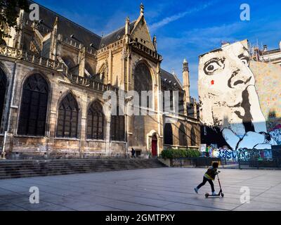 Paris, Frankreich - 20. September 2018; Place Strawinsky. Die das Kind in scooting herum, befindet sich zwischen dem Centre Centre Centre Centre Centre Centre und der Kirche von Sain Stockfoto