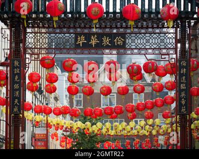 Chinatown, London, dekoriert mit traditionellen roten Laternen während des Frühlingsfestes des chinesischen Neujahrs. Festivals zur Jahreswende sind Stockfoto