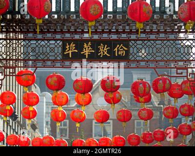 Chinatown, London, dekoriert mit traditionellen roten Laternen während des Frühlingsfestes des chinesischen Neujahrs. Festivals zur Jahreswende sind Stockfoto