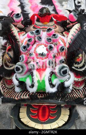 Hong Kong, 2018; Hier sehen wir Lion Dancing Kostüme auf dem Bürgersteig am Victoria Peak, links davon nach einer feierlichen Eröffnung des Gebäudes. Löwentanz ist ein Stockfoto