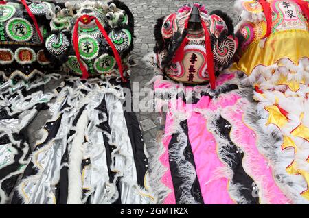 Hong Kong, 2018; Hier sehen wir Lion Dancing Kostüme auf dem Bürgersteig am Victoria Peak, links davon nach einer feierlichen Eröffnung des Gebäudes. Löwentanz ist ein Stockfoto