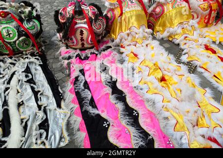 Hong Kong, 2018; Hier sehen wir Lion Dancing Kostüme auf dem Bürgersteig am Victoria Peak, links davon nach einer feierlichen Eröffnung des Gebäudes. Löwentanz ist ein Stockfoto