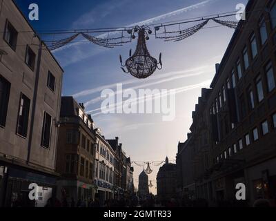 Oxford, England - 11. Dezember 2018 die Cornmarket Street ist seit über 1000 Jahren ein wichtiges Handelszentrum von Oxford. Der Name leitet sich von einem Mais ab Stockfoto